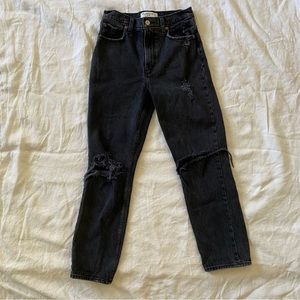 Abercrombie Ultra High Rise 90s Straight Jean in color ripped black